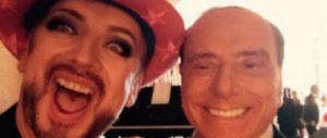 Boy George e il selfie con Berlusconi. La star inglese: il Cavaliere è un’icona