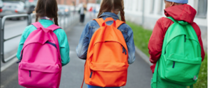 Crolla un falso mito: lo zainetto pesante non causa la scoliosi nei bimbi