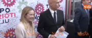 Minniti ad Atreju firma autografi, poi difende la legge Fiano ed è fischiato (video)