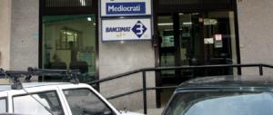 Scippano una donna al bancomat: i passanti circondano l’auto e li bloccano