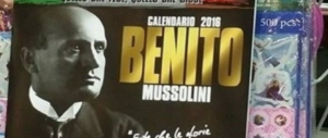 Espone la foto del Duce. Denunciato, si ritrova i carabinieri nel locale