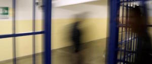 Polizia penitenziaria: agente si spara in auto nel parcheggio del carcere