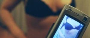 Le lacrime di un padre: trova foto hard della figlia 17enne su Whatsapp