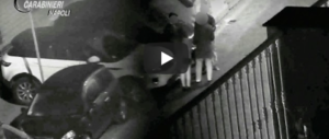 La vendetta sul parcheggiatore abusivo: lo filmano e lo fanno arrestare (video)