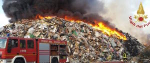Pavia, in fiamme una fabbrica di smaltimento dei rifiuti. Sos diossina