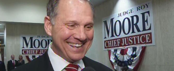 Alabama, vince Roy Moore: l’America va ancora più a destra di Trump