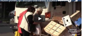 Gli anziani fanno la spesa tra i rifiuti ma il governo pensa allo Ius soli (video)
