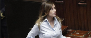 La Boschi a Ercolano, grandi pulizie. Il web ride: «Quando pulite le banche?»