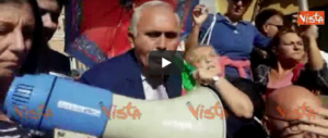 Il papà “fascista” di Di Battista in piazza per difendere il figlio. Ed è rissa (video)