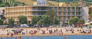 Festini, sesso e coca: per i profughi un residence a luci rosse