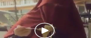 Prega Allah in strada, mangia gli spaghetti in burqua: ecco come siamo “accoglienti” (Video)