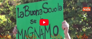 Gli studenti che assaltano McDonald’s visti da destra e da sinistra (video)