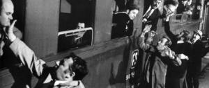Arriva il treno del Pd… Meloni ironizza e posta la foto degli schiaffi di “Amici miei”