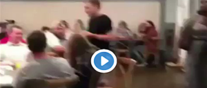 Mostra l’anello alla fidanzata, poi glielo scaglia addosso: «Mi hai tradito» (video)