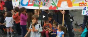 Sinistra senza scrupoli: bambini “convinti” a manifestare per lo Ius Soli (video)