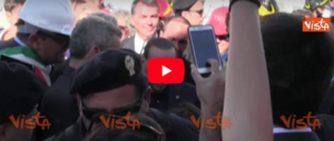 «Ci fidiamo di te»: i terremotati di Ischia chiedono aiuto a Berlusconi (video)