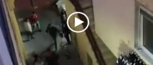 Sarno, extracomunitari scatenati in strada: i cittadini si ribellano (video)