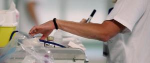 «Non sa fare neppure il prelievo del sangue»: scoperta la falsa infermiera