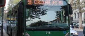 Milano, terrore a bordo del filobus: donna aggredita da un tunisino