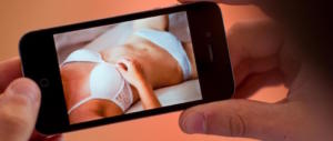 Il prof aveva sul cellulare le foto intime dell’alunna. Il giudice non lo “punisce”