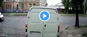 Cosa succede quando si cammina per strada parlando al cellulare… (video)