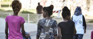 Sesso e donne nascoste sotto i letti: bufera sulla casa dei migranti
