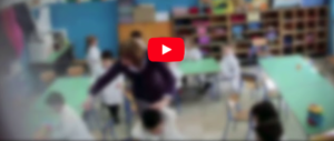 Schiaffi in testa e spintoni ai bambini: maestra sospesa a Corleone (video)