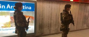 Roma, immigrato molesta una donna sulla metro e aggredisce i poliziotti