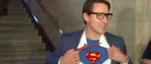Politici da baraccone: il premier canadese si veste da Superman (video)