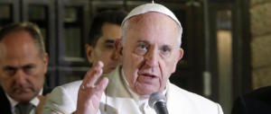 Bergoglio vuole cambiare il Padre Nostro: «La traduzione non va bene»