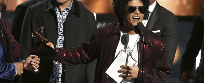 Bruno Mars trionfa ai Grammy awards. E c’è chi scomoda Michael Jackson (video)