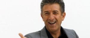 Greggio ironizza: «Tagliate le corde vocali a Fedez». E lui s’infuria