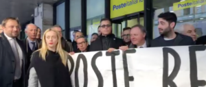 Flash mob di Fratelli d’Italia contro la svendita di Poste italiane (video)