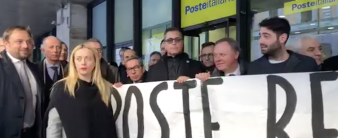 Poste italiane: flash mob di fratelli ditalia contro la svendita ... Poste italiane immigrazione