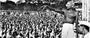Gandhi, dopo 70 anni spunta anche una spy-story: chi sparò al Mahatma?