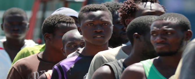 Migranti, aiutarli a casa loro ci costerebbe 6 volte meno che accoglierli qui