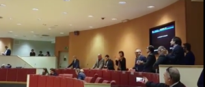 Liguria, sceneggiata antifascista in Regione: il centrosinistra canta “Bella Ciao” (video)