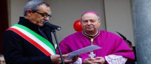 Il Vescovo di Como: “Fa peccato chi vota i populisti”. Dura replica della Lega (video)