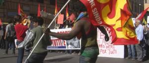 Migranti violenti arruolati da Cobas e centri sociali: ecco chi c’era al corteo