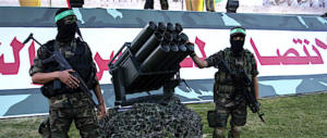 Gaza, Hamas scatena l’ennesima protesta: 5 morti, 300 feriti (video)