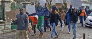 La sinistra tace sul terrorista gambiano. Il centrodestra: «Con noi basta sbarchi»