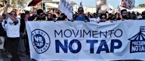 No Tap, sassaiola contro gli agenti. Quattro poliziotti feriti, un arresto