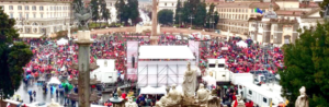 piazza del popolo invasa più dagli ombrelli che dalle persone