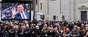 L’addio a Frizzi, sgomento e applausi: «Amico e combattente col sorriso» (video)