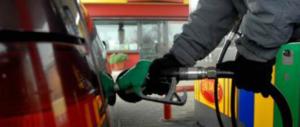 Benzinaio dimentica il distributore aperto: in 80 fanno il pieno a sbafo