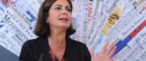 La Boldrini passa agli insulti: «Salvini bullo». E Matteo le risponde così…