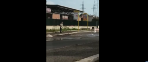 Buche a Roma tragicomiche: c’è pure chi pesca nelle pozzanghere (video)