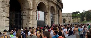 Roma, truffa i turisti vendendo biglietti dell’Atac per entrare al Colosseo