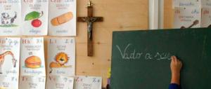 Mancano i crocifissi, il sindaco decide di regalarli: “A scuola ci devono stare”