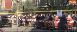 Frizzi, in fila dalle 6.30 per la camera ardente. Il dolore di Rita Dalla Chiesa (video)